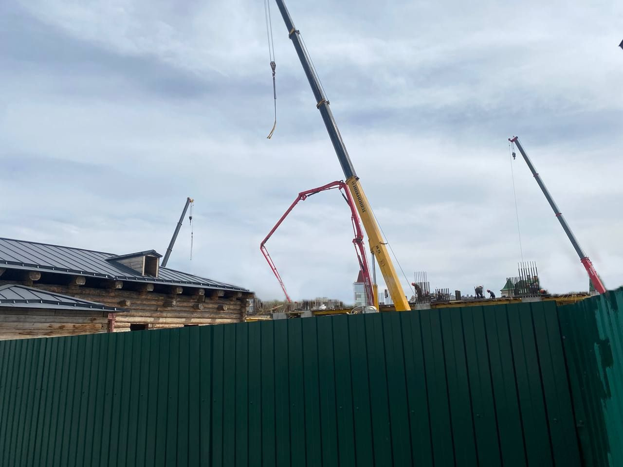 Заливка бетона в опалубку с арматурным каркасом